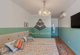 T3 and 4 bathrooms, with 2 parking 3 minute walk to Avenida Da Liberdade