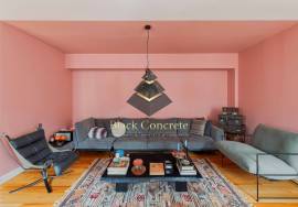 T3 and 4 bathrooms, with 2 parking 3 minute walk to Avenida Da Liberdade