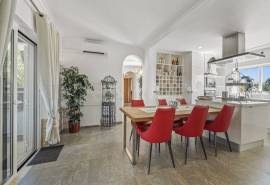 Carvoeiro – 3-bedroom villa with heated pool
