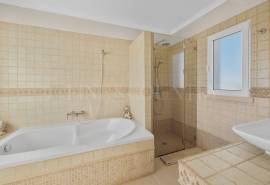 Carvoeiro – 4-bedroom villa with heated pool, large garage and sea views