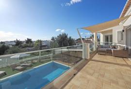 Carvoeiro – 4-bedroom villa with heated pool, large garage and sea views