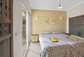 Carvoeiro – 4-bedroom villa with heated pool, large garage and sea views