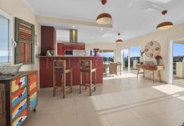 Carvoeiro – 4-bedroom villa with heated pool, large garage and sea views