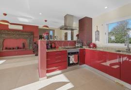 Carvoeiro – 4-bedroom villa with heated pool, large garage and sea views