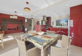 Carvoeiro – 4-bedroom villa with heated pool, large garage and sea views