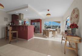 Carvoeiro – 4-bedroom villa with heated pool, large garage and sea views