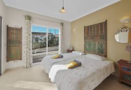 Carvoeiro – 4-bedroom villa with heated pool, large garage and sea views
