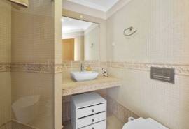 Carvoeiro – 4-bedroom villa with heated pool, large garage and sea views