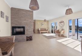 Carvoeiro – 4-bedroom villa with heated pool, large garage and sea views