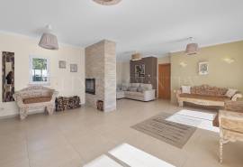 Carvoeiro – 4-bedroom villa with heated pool, large garage and sea views