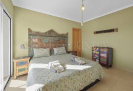 Carvoeiro – 4-bedroom villa with heated pool, large garage and sea views