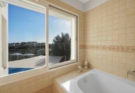 Carvoeiro – 4-bedroom villa with heated pool, large garage and sea views