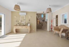 Carvoeiro – 4-bedroom villa with heated pool, large garage and sea views