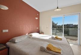 Carvoeiro – 4-bedroom villa with heated pool, large garage and sea views