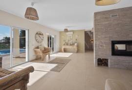 Carvoeiro – 4-bedroom villa with heated pool, large garage and sea views