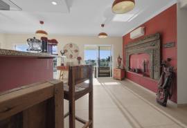 Carvoeiro – 4-bedroom villa with heated pool, large garage and sea views