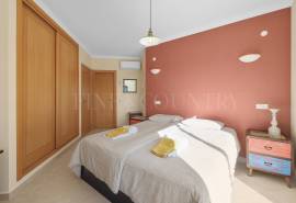Carvoeiro – 4-bedroom villa with heated pool, large garage and sea views