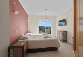 Carvoeiro – 4-bedroom villa with heated pool, large garage and sea views