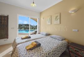 Carvoeiro – 4-bedroom villa with heated pool, large garage and sea views