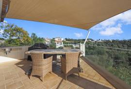 Carvoeiro – 4-bedroom villa with heated pool, large garage and sea views