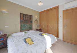 Carvoeiro – 4-bedroom villa with heated pool, large garage and sea views