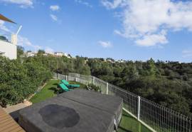 Carvoeiro – 4-bedroom villa with heated pool, large garage and sea views