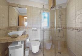 Carvoeiro – 4-bedroom villa with heated pool, large garage and sea views