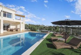 Carvoeiro – 4-bedroom villa with heated pool, large garage and sea views