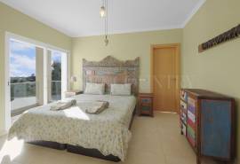 Carvoeiro – 4-bedroom villa with heated pool, large garage and sea views