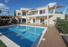 Carvoeiro – 4-bedroom villa with heated pool, large garage and sea views