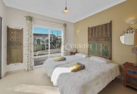 Carvoeiro – 4-bedroom villa with heated pool, large garage and sea views