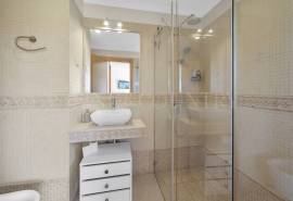 Carvoeiro – 4-bedroom villa with heated pool, large garage and sea views
