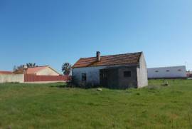 Cottage on 7,046 m2 of land with bore hole 1 hour from Lisbon.