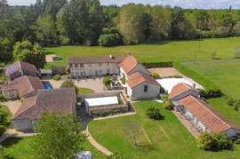 Gite complex (mainly groups). Manor house 315 m², 4 gîtes, 2 glamping tents, pool, 9.5ha
