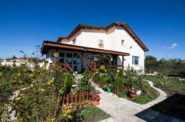 Seeblick! Schönes 4-Schlafzimmer-Haus mit Garten