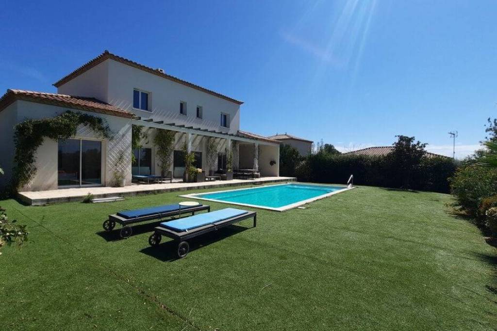 Superb And Elegant Villa With 180 M2 Of Living Space On 964 M2 Of Land And Breathtaking Views