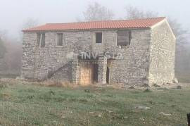 Poreč area, old Istrian house with a property of 52,800 m2