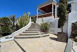 Outstanding Luxury Villa + 3 Apartments