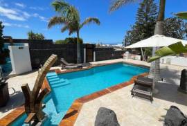 Outstanding Luxury Villa + 3 Apartments