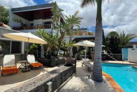 Outstanding Luxury Villa + 3 Apartments