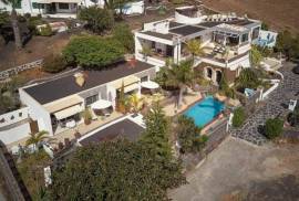 Outstanding Luxury Villa + 3 Apartments