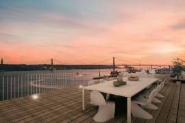 Lisbon new penthouse roof terrace, pool and free view of the Tagus