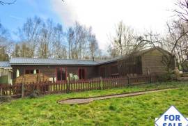 Detached Chalet with Woodland and Lakes