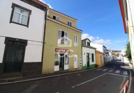 House with 3+1 Bedrooms and Commerce - Maia - Ribeira Grande