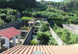 House with 3+1 Bedrooms and Commerce - Maia - Ribeira Grande