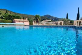 Beautiful Villa With 248 M2 Of Living Space Offering 7 Bedrooms On A 2160 M2 Plot With Pool And Views And Partly Constructible.