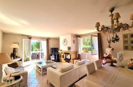 Beautiful Villa With 248 M2 Of Living Space Offering 7 Bedrooms On A 2160 M2 Plot With Pool And Views And Partly Constructible.