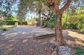 Beautiful Villa With 248 M2 Of Living Space Offering 7 Bedrooms On A 2160 M2 Plot With Pool And Views And Partly Constructible.