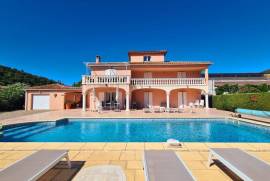 Beautiful Villa With 248 M2 Of Living Space Offering 7 Bedrooms On A 2160 M2 Plot With Pool And Views And Partly Constructible.