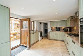 4 bedroom, Detached house for sale